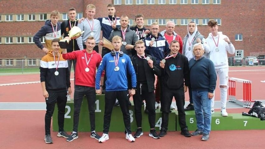 Zespół Szkół Mechanicznych w Kielcach podsumował udany sezon. To jedna z najlepszych szkół średnich w lekkiej atletyce w Polsce [ZDJĘCIA]