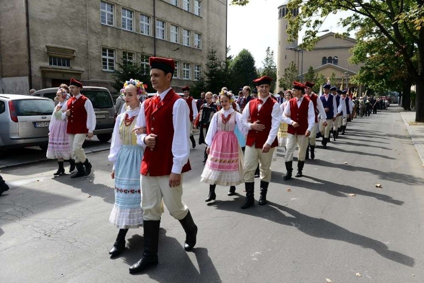 Dożynki w Poznaniu. Tradycyjny korowód przeszedł ulicami...