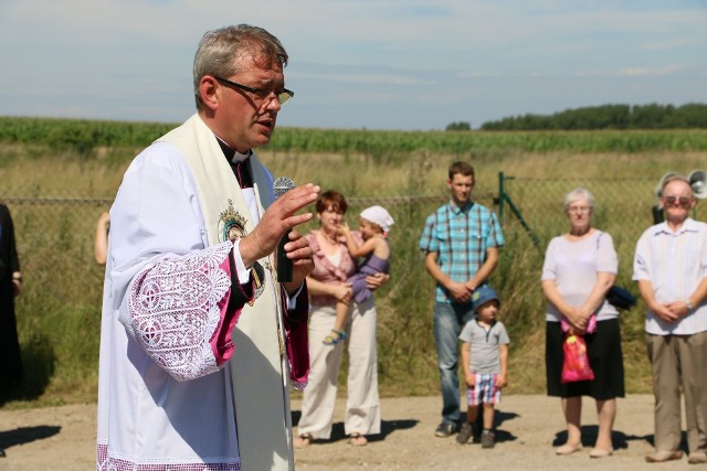 W niedzielę, 30 lipca, kustosz diecezjalnego sanktuarium Matki Bożej Cierpliwie Słuchającej w Rokitnie ks. kan. Józef Tomiak poświęcił ostatnią stację na Kalwarii Rokitniańskiej. To ukoronowanie jego pracy kapłańskiej w tej parafii, gdyż od wtorku będzie proboszczem w Sulechowie.