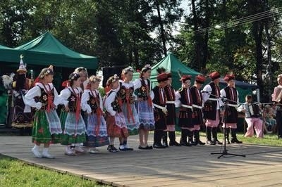 Nowa grupa folklorystyczna w gminie Wieliczka zaprezentowała się po raz pierwszy, podczas imprezy "Lato w Kokotowie" fot. archiwum SPK