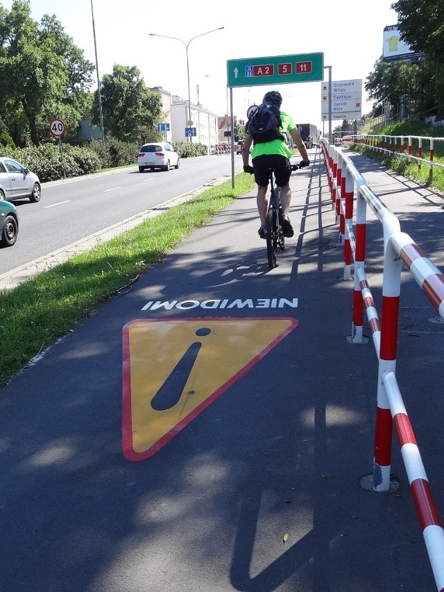Dodatkowe oznakowanie w rejonie skrzyżowania Dąbrowskiego i Żeromskiego ostrzega rowerzystów przed możliwością pojawienia się osób niewidomych