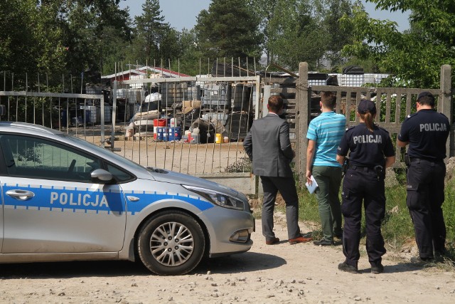 Bramy wjazdowej na plac, gdzie zabezpieczono ponad 3 tysiące pojemników z chemikaliami, pilnują od poniedziałku policjanci.