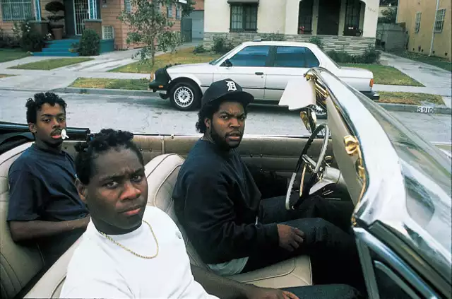 Kadr z filmu „Boyz ‘n the Hood” („Chłopaki z sąsiedztwa”), który opowiada o wojnie gangów w Los Angeles, która przybrała na sile w latach 80. XX w.