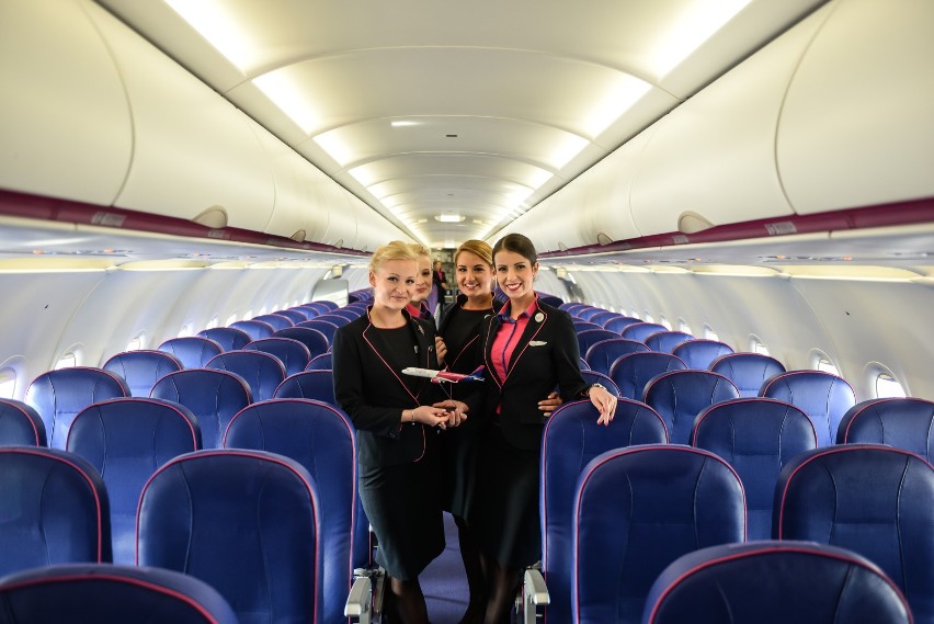 Personel pokładowy Wizz Air i samolot Airbus A321...