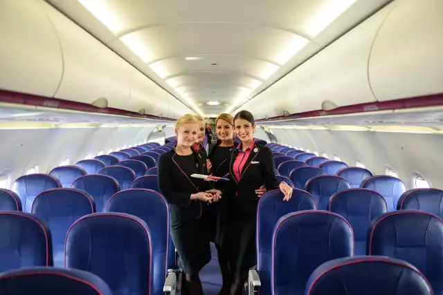 Personel pokładowy Wizz Air i samolot Airbus A321Zobacz kolejne zdjęcia. Przesuwaj zdjęcia w prawo - naciśnij strzałkę lub przycisk NASTĘPNE