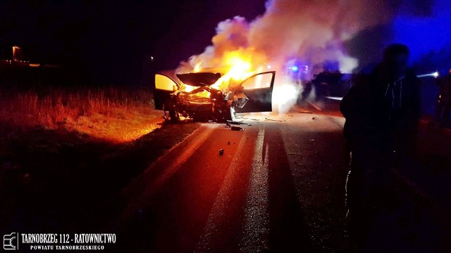 Do dramatycznych scen doszło w piątkowy wieczór na południu Polski. Po godz. 22 w Sandomierzu policja próbowała zatrzymać do kontroli Vw golfa. Kierowca zaczął uciekać. Pościg, który trwał przez kilkadziesiąt minut i odbywał się przez dwa województw, zakończył się tragicznie. Sprawca, jadąc z ogromną prędkością, staranował radiowóz, który stanął mu na drodze. Jego pojazd zapalił się. Sprawca zginął na miejscu. Czytaj dalej na kolejnym slajdzie: kliknij strzałkę „w prawo", lub skorzystaj z niej na klawiaturze komputera.Zobacz również:Łódzkie. Koszmarny wypadek pod Głownem. Dwie osoby ciężko poszkodowane i uwięzione we wraku pojazdu!Łódzkie. Łódzka mafia śmieciowa? Mają w niej być marszałek województwa i przewodnicząca sejmiku z PiS. Marszałek: "Informujemy prokuraturę"Seks i znaki zodiaku w 2021: poznaj pragnienia i upodobania seksualne. Zobacz nasz horoskop erotyczny na 2021 rok!