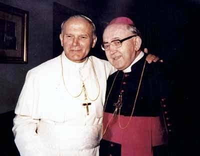 Bp Wilhelm Pluta w towarzystwie Jana Pawła II, dziś już świętego.