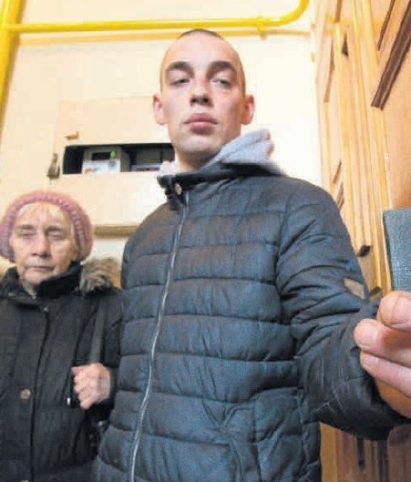 Michał Polzin i jego babcia mieli nadzieję, że zajmą mieszkanie po ich krewnym, który przebywa w więzieniu.