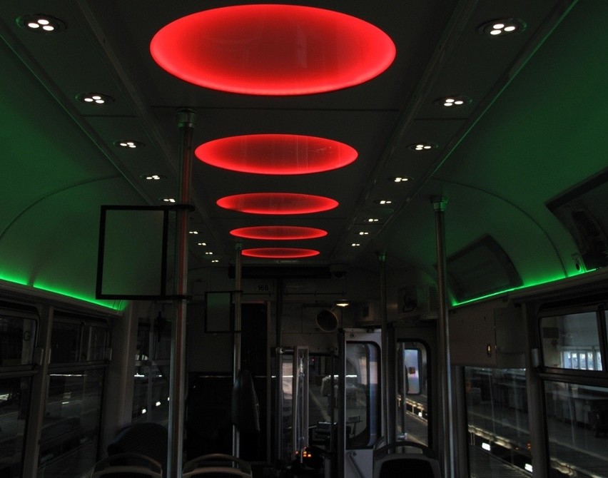 MPK w Łodzi kupiło „imprezowy” tramwaj! System nagłaśniający, przy siedzeniach stoliki, oświetlenie w różnych kolorach! [ZDJĘCIA]