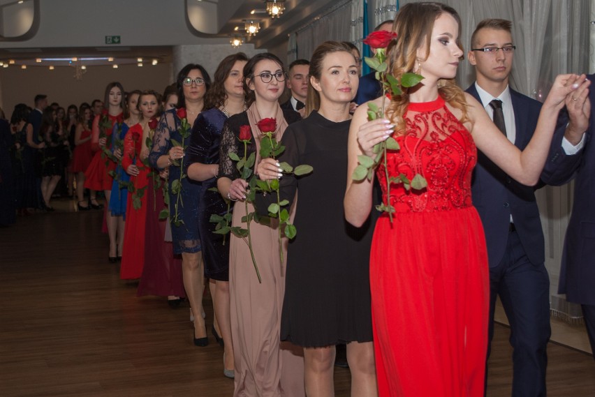 Uczniowie ZSZ w Gorlicach bawili sie na studniówce w Domu...