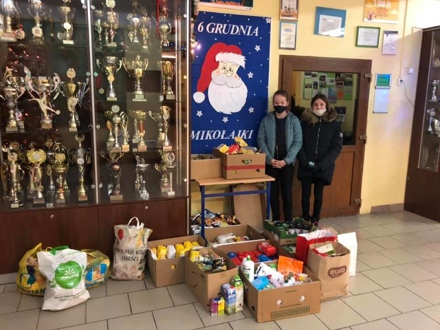 Szkoła Podstawowa w Małogoszczu w akcji "Razem na Święta". Do działania włączyło się ponad 100 darczyńców, a koordynowało ją 15 wolontariuszy.