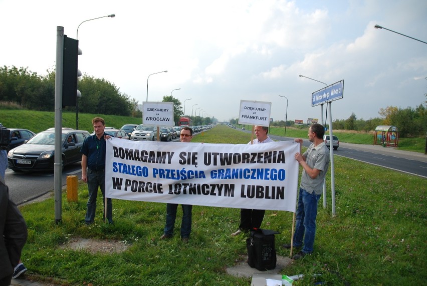 Pikieta o utworzenie stałego przejścia granicznego na lotnisku (ZDJĘCIA)