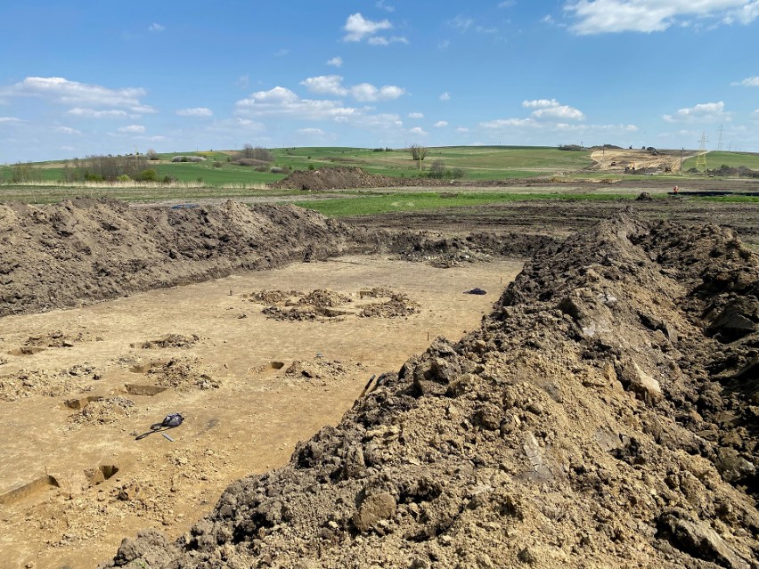 Osada z okresu wpływów rzymskich i grób z neolitu odkryte na terenie budowy S19 w Miejscu Piastowym [WIDEO, ZDJĘCIA]