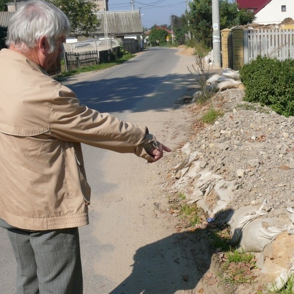 - Te worki z piachem piętrzą się wzdłuż całej ulicy: poniszczone, porozrywane. Przez kilka miesięcy nie miał ich kto uprzątnąć - pokazują mieszkańcy.