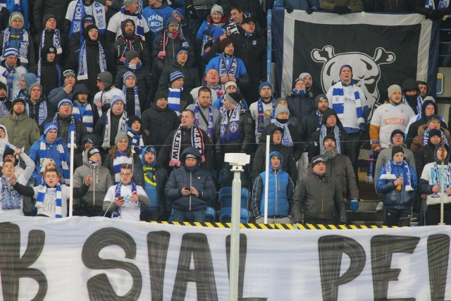 Kibice Lecha Poznań podczas meczu z Lechią wywiesili transparent z wulgarnym napisem po indonezyjsku