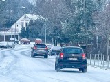Spadł śnieg. Trudne warunki na drogach w regionie. Uwaga kierowcy!