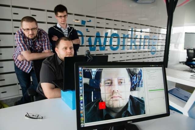 Od lewej: Szymon Saliński, Michał Wojtyna, Wojciech Hołysz pokazują możliwości swojej aplikacji 