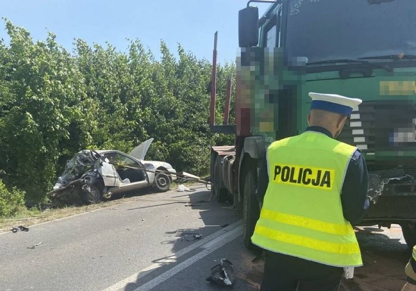 Wypadek w Górze 21.06.2021 r. Kierowca ciężarówki najechał na tył samochodu osobowego, jedna osoba w szpitalu