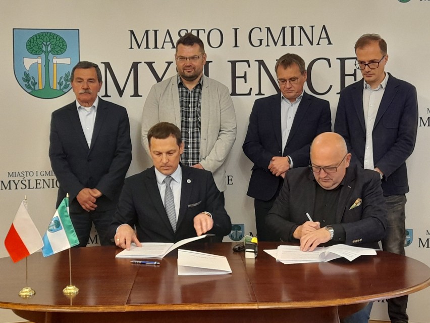 Podpisanie umowy na przebudowę drogi gminnej w Głogoczowie