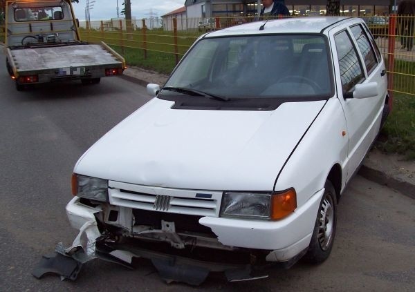 Kierująca fiatem straciła panowanie nad pojazdem i uderzyła w płotki drogowe. Auto obróciło się o 180 stopni.