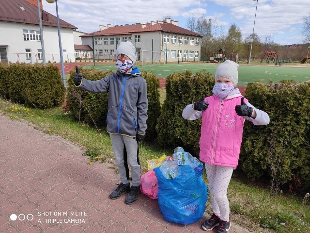 Zosia i Kacper z radością sprzątali śmieci wokół swojej szkoły.