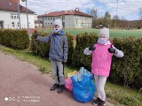 Zosia i Kacper z Mniowa to mali bohaterowie. Założyli maski, rękawice i... sprzątali świat