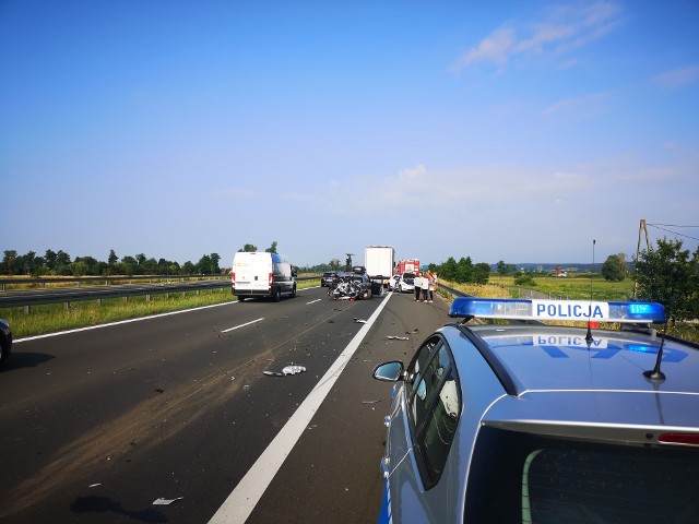 Aktualizacja:O godzinie 11.40 ruch na trasie S3 został przywrócony. Pojazdy mogą poruszać się dwoma pasami ruchu. Dwa samochody osobowe i ciężarówka zderzyły się na trasie S3 w piątek, 23 lipca. Do wypadku doszło na wysokości węzła Gorzów Południe. Na miejscu zdarzenia są utrudnienia w ruchu. Wypadek miał miejsce około godziny ósmej rano. - Do wypadku doszło za zjazdem Gorzów Południe, jadąc w stronę Szczecina. Zderzyły się dwa samochody osobowe. Pojazdy wjechały w barierki - mówi Bartłomiej Mądry, rzecznik prasowy Komendy Miejskiej Państwowej Straży Pożarnej w Gorzowie Wlkp. W tym zdarzeniu uczestniczyła również ciężarówka. Chwilę później 500 metrów dalej doszło do kolejnej kolizji. Samochód osobowy uderzył w bariery energochłonne.Utrudnienia na trasie S3Na miejsce wysłano dwa zastępy straży pożarnej, pogotowie i policję. W wyniku zderzenia poszkodowane zostały dwie osoby. Były przytomne, same opuściły rozbite pojazdy. Jak informuje Generalna Dyrekcja Dróg Krajowych i Autostrad, w miejscu wypadku są utrudnienia. Droga przez pewien czas była zablokowana. Wyznaczono objazd przez Gorzów Wlkp. (zjazd na w. Gorzów Wlkp. Południe). Obecnie ruch odbywa się jednym pasem. Wideo: Pirat jechał po S3 z prędkością 236 km/h. Sprawa trafiła do sądu. Kierowca będzie musiał zapłacić 4 tys. zł