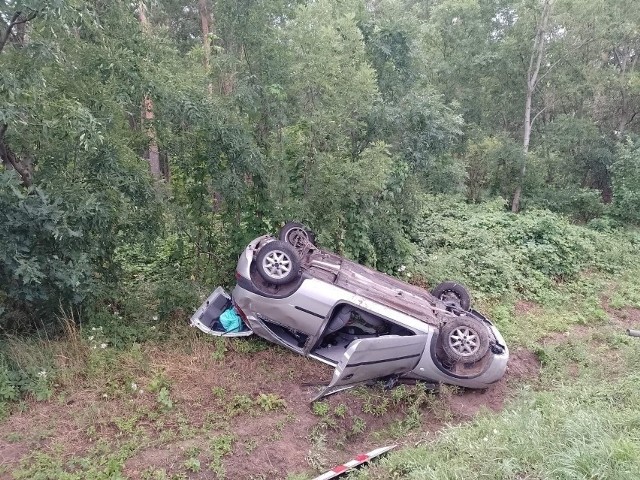 Strażacy, ratownicy medyczni oraz policja interweniowali dziś w godzinach porannych w Tarnowie przy krajowej jedenastce. Doszło tam do dachowania, w wyniku którego jedna osoba trafiła do szpitala.