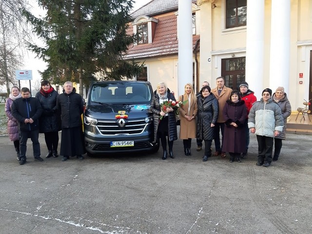Migawka z przekazania nowego pojazdu dla DPS w Ludzisku. Drugie auto, którym podróżować może 9 osób trafiło do gminy Dąbrowa Biskupia