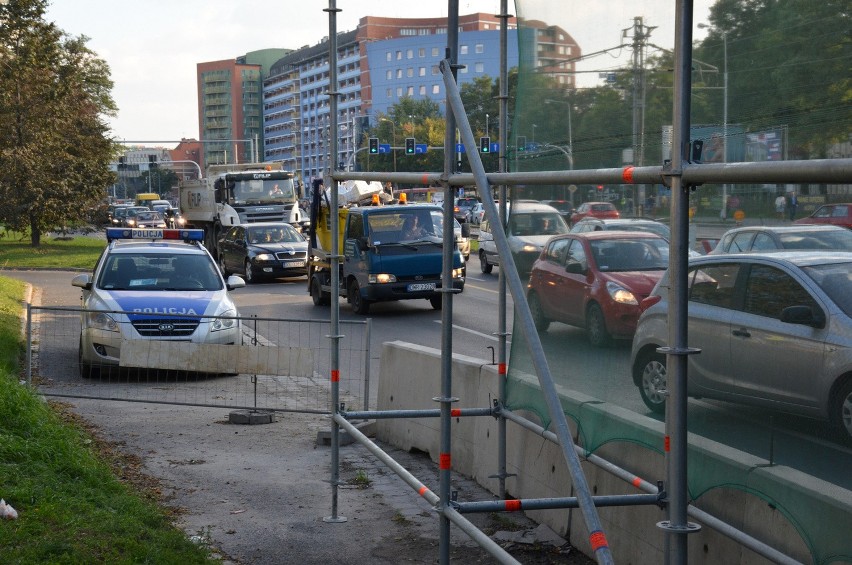 Wrocław: Korek na Legnickiej od pl. Jana Pawła II do TGG (ZDJĘCIA)