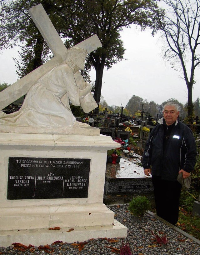 Michał Biernacki przed odnowionym grobem rodziny Radłowskich.