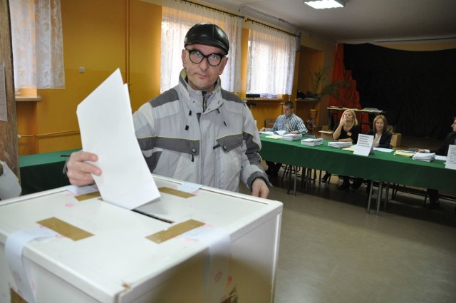 Jednym z pierwszych mieszkańców, głosujących w lokalu przy ulicy Zamkowej w Szydłowcu był Dariusz Koźbiał.