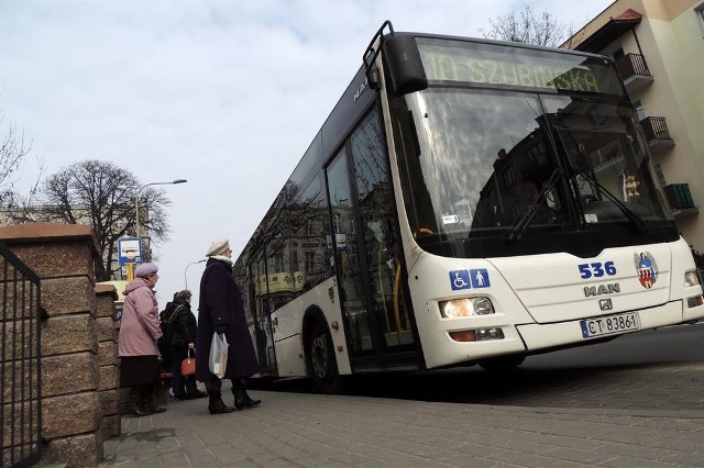 Wypadek w Toruniu. 56-latek potrącony przez autobus