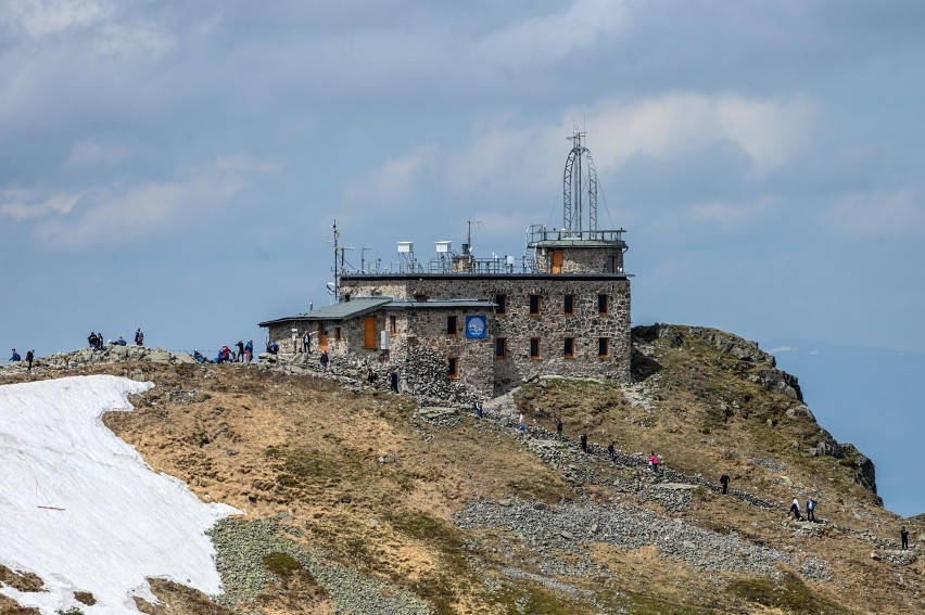 Tatry. Na Kasprowym Wierchu sporo turystów. Choć to środek tygodnia i poza sezonem