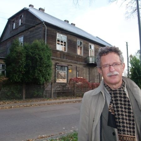 Andrzej Lechowski, dyrektor Muzeum Podlaskiego, z obawą patrzy na zniszczenia w kamienicy przy ul. Wlókienniczej.