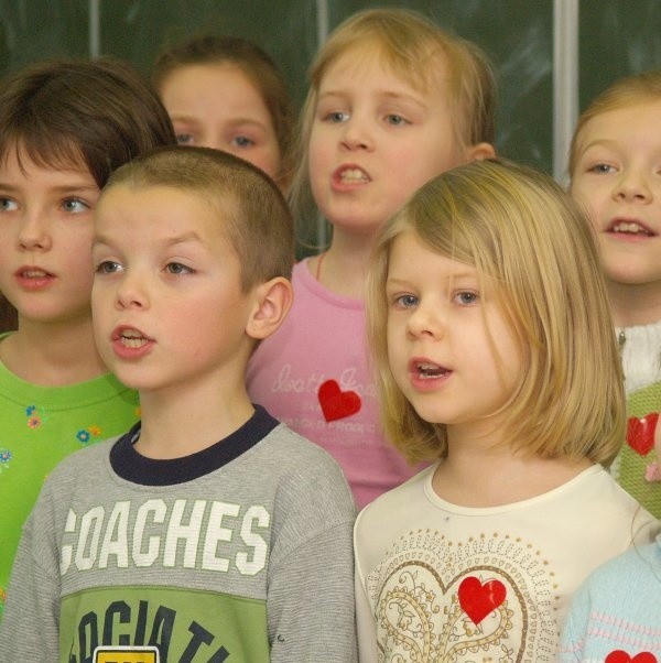 Uczniowie klasy I A ze Szkoły Podstawowej nr 18 w Koszalinie koncertowo zaśpiewali pierwszą zwrotkę i refren Mazurka Dąbrowskiego.