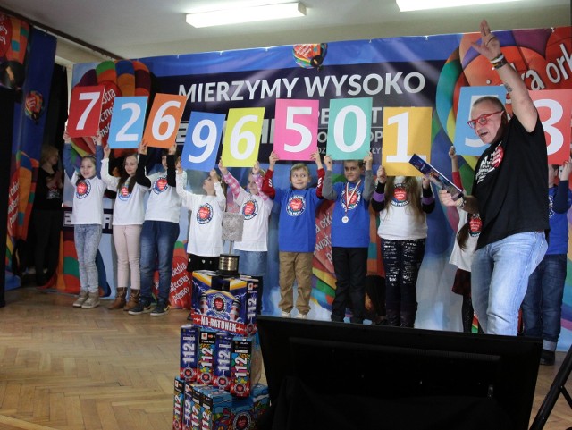 Wynik zbiórki Orkiestry pokazywały z Jurkiem Owsiakiem dzieci z podstawówki numer 2 w Radomiu.