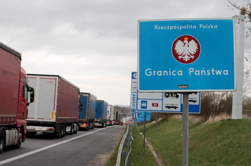Ograniczenie dotyczy: przekraczania granic Polski przez...