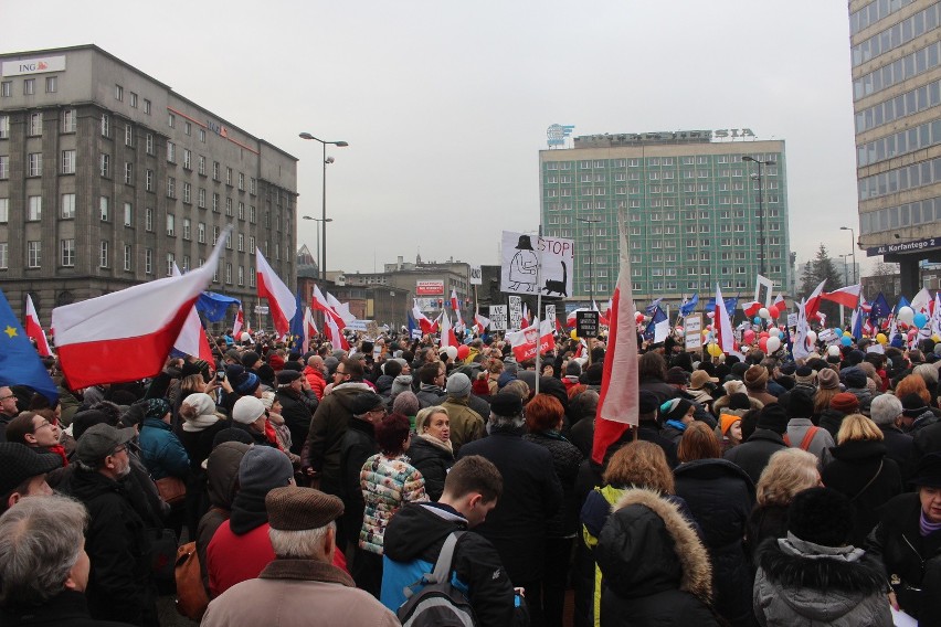 Kilkaset osób zgromadziło się na Rynku w Katowicach pod...