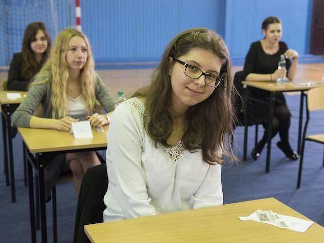 Magda Barszcz podczas egzaminu dojrzałości z matematyki w III LO na toruńskiej Skarpie
