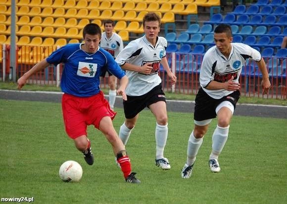 Piłkarze Błękitnych Ropczyce (biało-czarne stroje) przegrali w Pilźnie z Rzemieślnikiem.