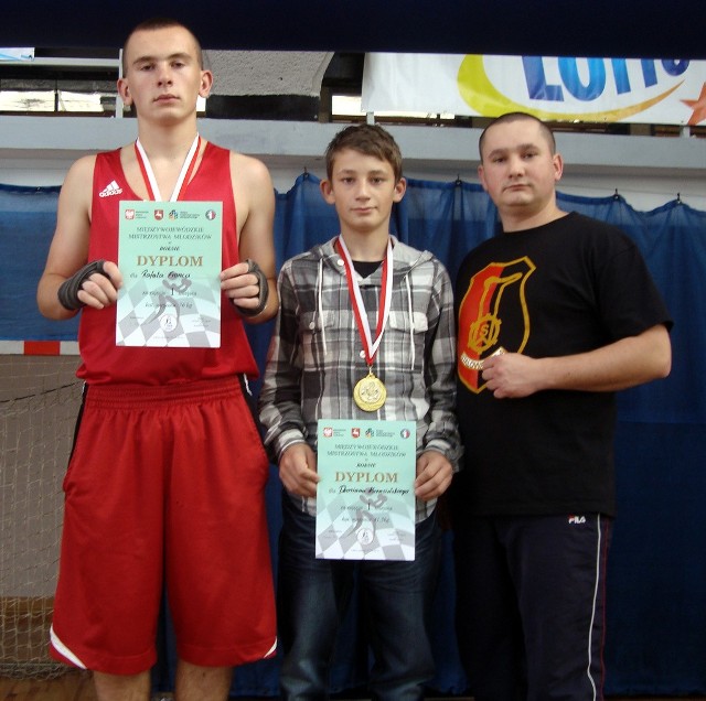 Rafał Fronc (z lewej, w środku Damian Karasiński, z prawej trener Artur Chomiak) wygrał międzywojewódzkie mistrzostwa młodzików w Lublinie. 
