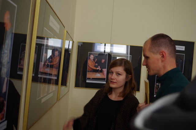 Publiczność oglądała na wystawie m.in. zdjęcia Andrzeja Nowaka z ekshumacji i powtórnego pochówku Jana Dobrego.