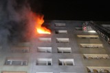 Pożar na Tomaszewicza w Łodzi. Ranni w pożarze wieżowca. Czy to było podpalenie? [ZDJĘCIA, FILM]