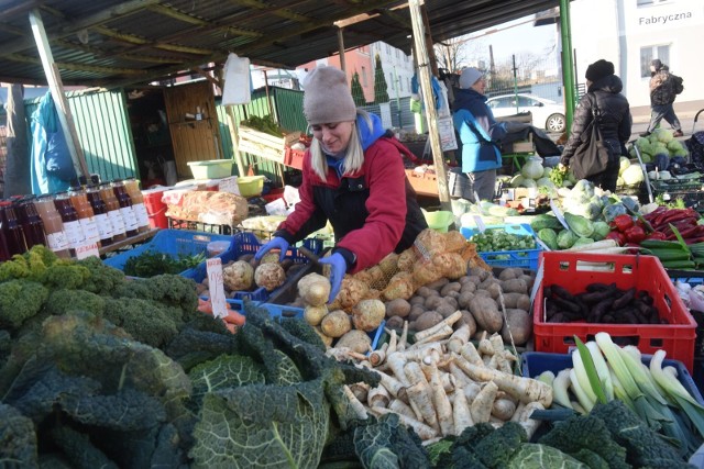 Świąteczny koszyk z warzywami będzie droższy niż rok temu, chociaż nie wszystkie produkty podrożały. Ceny kapusty kiszonej w województwie kujawsko-pomorskim w ubiegłym roku były podobne Za to wyraźnie podrożały pieczarki. Ile kosztują marchew, włoszczyzna, cebula i inne warzywa na targowiskach w Kujawsko-Pomorskiem? Sprawdźcie w naszej galerii.