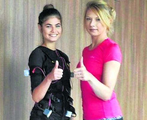 Ola Górak, Miss Ziemi Radomskiej i trenerka Paulina Dróżdż podczas pierwszego treningu w Slim&Health w Radomiu.