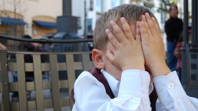 Pierwszymi objawami autyzmu u dzieci jest brak reakcji na imię, brak kontaktu wzrokowego, nietypowe wzorce zabawy