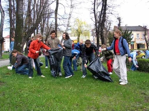 W czwartkowej akcji sprzątania gminy wzięło udział 1600 uczniów z Kańczugi i sąsiednich miejscowości.