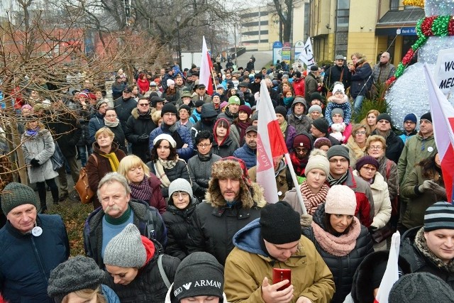 Strajk obywatelski w Bielsku-Białej obok pomnika Reksia