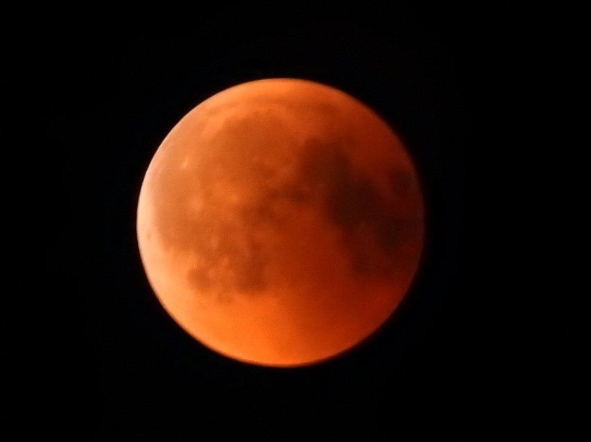 Tak wyglądało zaćmienie Księżyca 27 lipca 2018 r.